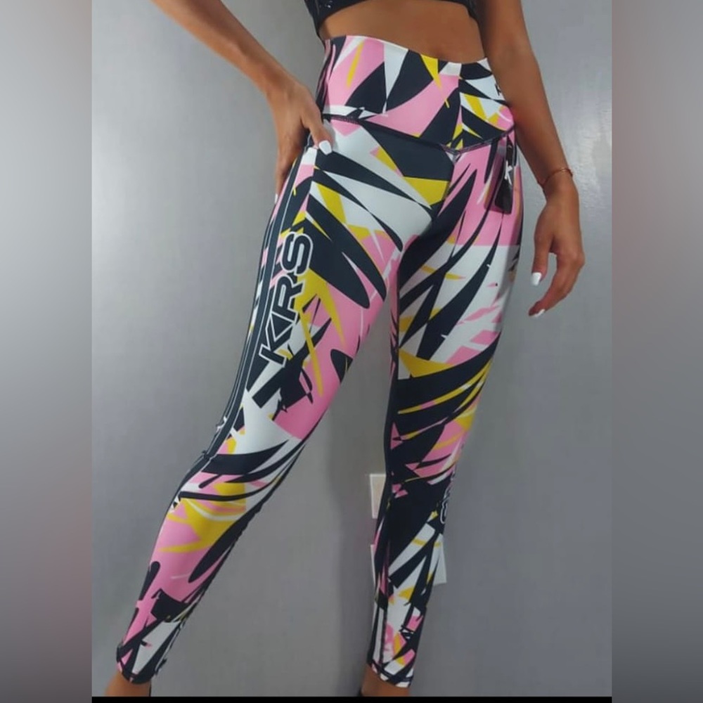 KRS High quality workout leggings, form fitting & butt-lifting. Thick material.